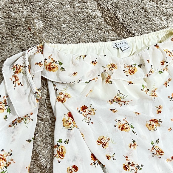 White Floral off the shoulder top - Picture 4 of 5